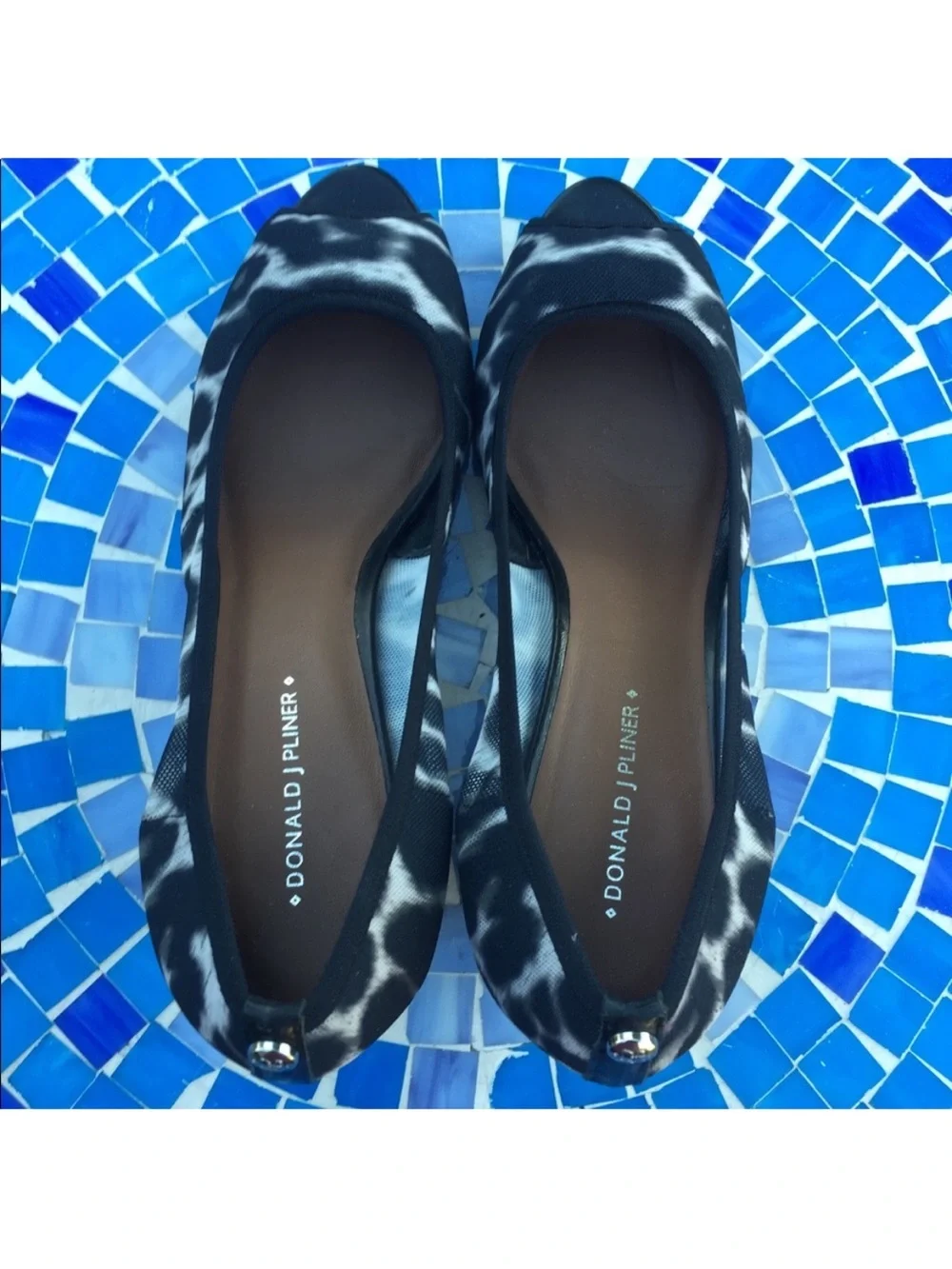 FABULOUS Donald J Pliner Molly print stretch wedge